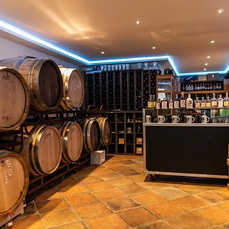 & Restaurant Zum Ochsen -ox Distillery 호스바흐