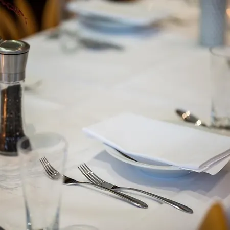 & Restaurant Zum Ochsen -ox Distillery Hotel